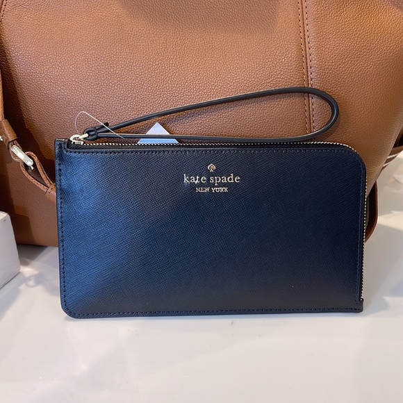 Kate Spade Lucy Medium L-Zip Wristlet
COLOR:
Black (Non Glitter)
NWT - Picture 16 of 16